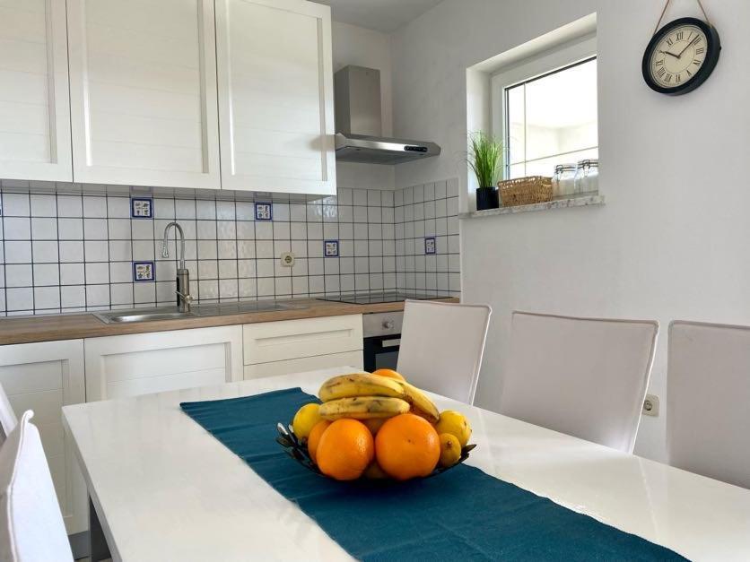 Villa Mihaela - Apartment Ika Цесариця Екстер'єр фото